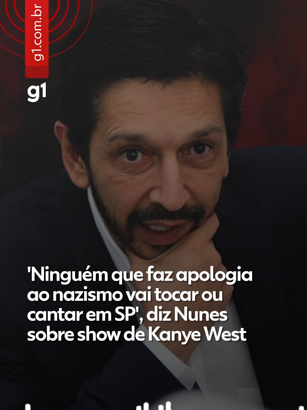 #SãoPaulo - O prefeito de São Paulo, Ricardo Nunes (MDB), afirmou que a cidade não vai autorizar qualquer atividade em equipamentos públicos envolvendo artistas que façam apologia ao nazismo, referindo-se ao show do rapper norte-americano Kanye West, que está previsto para o dia 29 de novembro na capital paulista. “Em equipamento público da prefeitura, ninguém que faça apologia ao nazismo vai tocar ou cantar nem uma palavra. Nós não aceitamos e vamos fazer tudo o que for necessário para que a gente não permita que ninguém que faça apologia ao nazismo tenha qualquer tipo de atividade na cidade de São Paulo”, disse Nunes na segunda-feira (10). A apresentação ocorreria inicialmente no Autódromo de Interlagos, mas a empresa responsável pela organização do evento afirmou nesta semana que o local terá que ser remanejado.  A declaração ocorre após a confirmação de negociações para a realização de um show do rapper na capital e a repercussão negativa provocada por falas e posturas do artista nos últimos anos. Kanye West é alvo de críticas desde 2022, quando repetiu declarações antissemitas, elogiou Adolf Hitler em entrevistas e foi banido temporariamente de plataformas digitais. As falas resultaram em rompimentos comerciais de grandes marcas com o artista. #g1 #tiktoknotícias #kanyewest #nunes #sp