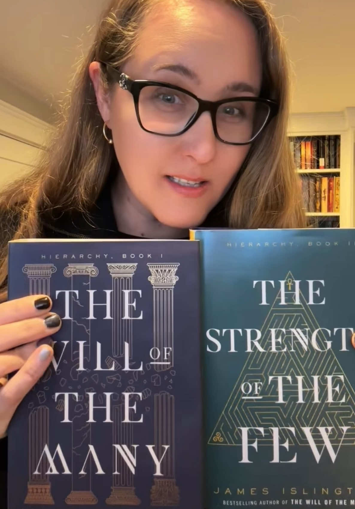 Today is the daaaaay Thankful when authors and publishers listen and care - thankful we have a Strength of the few reversible dustjacket. I love the green and the art on the alt purple side is really pretty. I just prefer the typographic original vision. strength of the few and will of the many by James Islington  #willofthemany #strengthofthefew #jamesislington #newbooks #fantasybooktok #fantasybooks #beautifulbookcovers #booktokfyp 