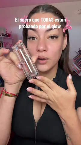 ¿Quieres ese glow de piel firme y luminosa como JLo? 😍 Este suero hidrata, reafirma y deja la piel con un brillo saludable ✨ Con niacinamida y extractos naturales que ayudan a iluminar, tensar y suavizar la piel 💧 Ideal para usar antes del maquillaje o en tu rutina de noche 🌙  #JLoBeauty #ThatJLoGlow #SerumFacial #PielLuminosa #SkincareRoutine 