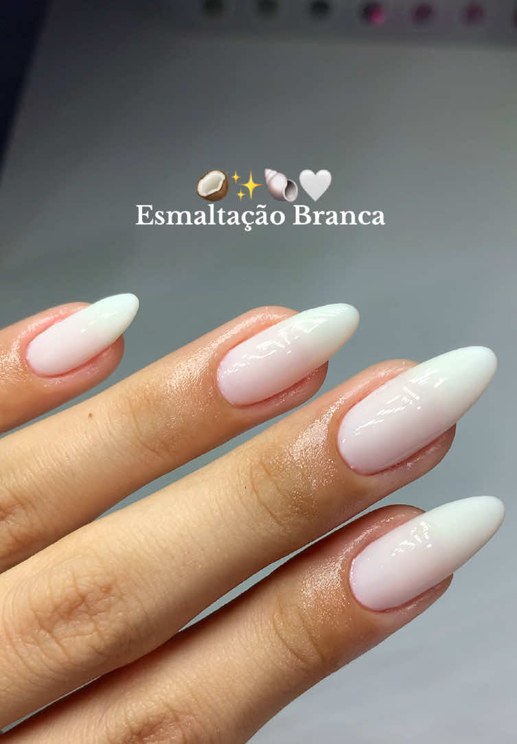 Clássica, clean e perfeita pra qualquer ocasião 🤍 Top coat: CE9Q3W-5AZ1 @Mercado Livre  11/11 chegou! É Data Dupla no Mercado Livre com 24h de ofertas imperdíveis #unhas #unhasdecoradas #esmaltação #DataDupla #MercadoLivre 