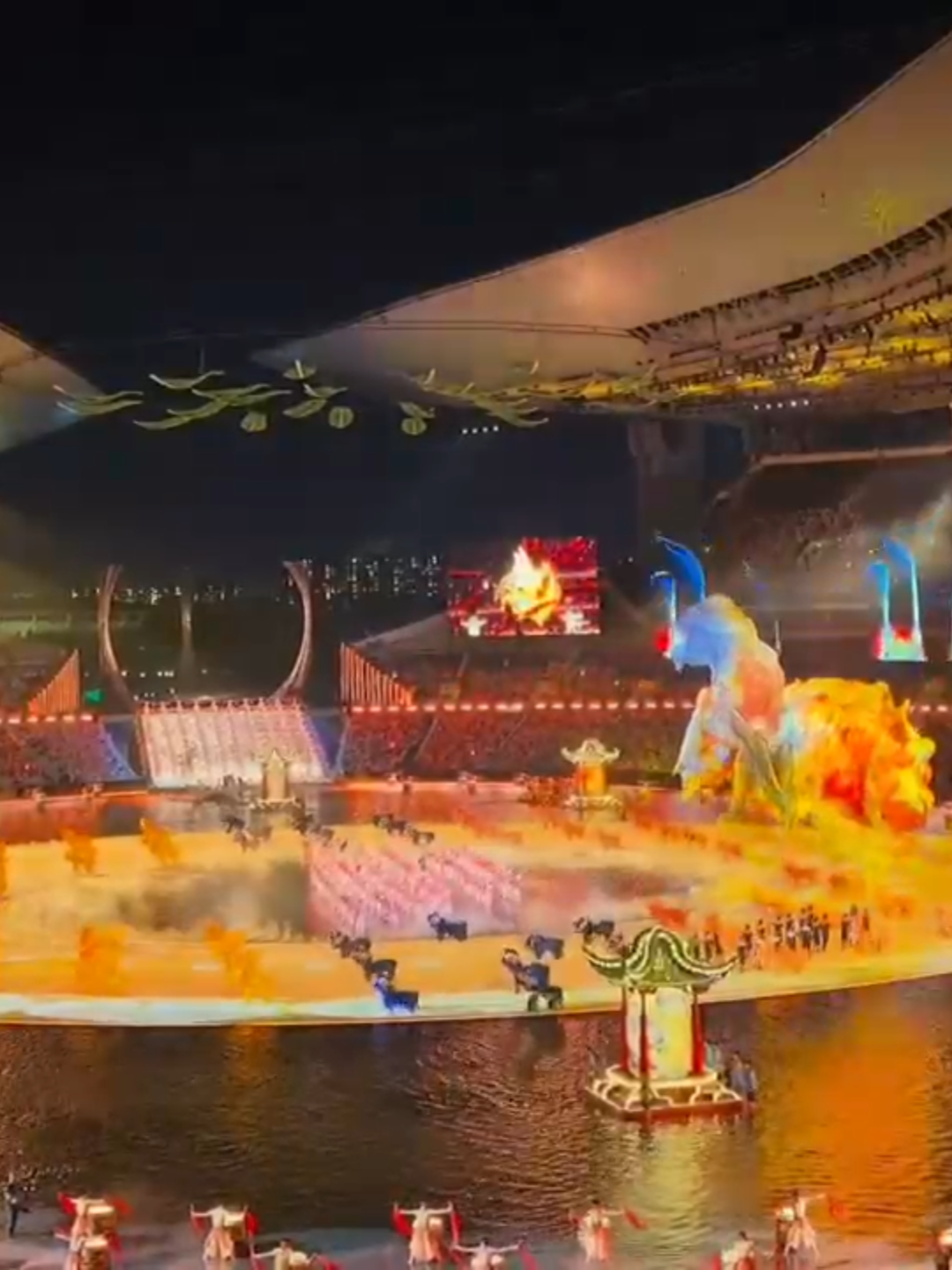 🔥🇨🇳 Un espectáculo que une tradición, arte y futuro. Así se vivió la apertura de los XV Juegos Nacionales de China, un despliegue visual que transformó el estadio en un lienzo de luces, agua y energía colectiva.  🌊✨ Dragones digitales, coreografías sincronizadas y proyecciones inmersivas dieron vida a una celebración donde la cultura y la innovación caminaron de la mano. 🎭🚀 💬 Más que un evento deportivo, fue un mensaje al mundo: la fuerza de una nación se mide también por su creatividad y unión. 🎥 Video original: 小红书 – 喜糖儿 📲 Sigue a @ChinaEmb_Bo y descubre cómo China inspira al mundo con arte, tecnología y espíritu deportivo. #JuegosNacionalesChina #CulturaViva #InnovaciónChina #ArteYTecnología #GranBahía #FuturoCompartido