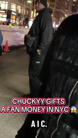 CHUCKYY GIFTS  A FAN MONEY IN NYC 😱 #chuckyy #fan #nyc #fyp #viral 