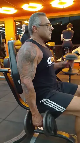 Finalizamos o treino de hoje com bíceps.