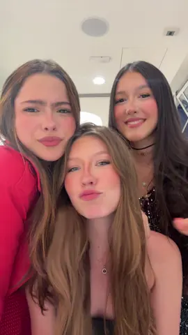 “Hoje eu saio com a loirinha….” @Yaya. 🤎 @beleleca😽✌🏻💘  #loira #biscoito #amigas #musica 