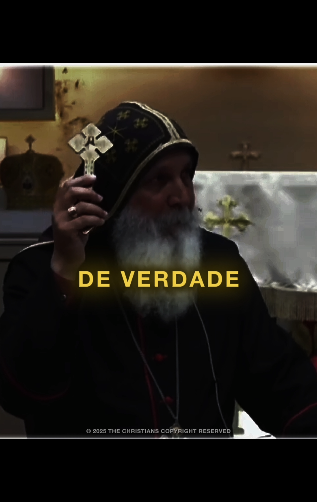 Trocar Cristo é o maior engano do homem. É abrir mão da luz para voltar às trevas. É trocar o pão vivo por migalhas que o mundo oferece e logo apodrecem. Cristo é o sentido, o propósito, a direção. Fora dEle, tudo perde o valor — até o prazer se torna vazio. O mundo nos seduz com promessas de liberdade, mas essa liberdade é só uma prisão disfarçada. Vícios, vaidades, distrações… nada disso preenche o espaço que só Deus pode ocupar. O que estamos fazendo, cristãos? Trocando a cruz por becos escuros, por vícios, por glória passageira. Trocando a eternidade por minutos de prazer. Precisamos voltar. Voltar à razão, ao arrependimento, ao temor do Senhor. Porque não há muito tempo. O pecado cobra caro, e o preço é a própria alma. Mas Cristo ainda chama. Ainda perdoa. Ainda salva. Viver de verdade é viver por Ele, com Ele e para Ele. O resto é só ilusão. 📜 Quer entender o que é viver como um verdadeiro seguidor de Cristo? Leia o e-book “Vencedores de Cristo ✝” — link na bio. #bishopmarmariemmanuel #deus #jesus #jesuschrist #god 