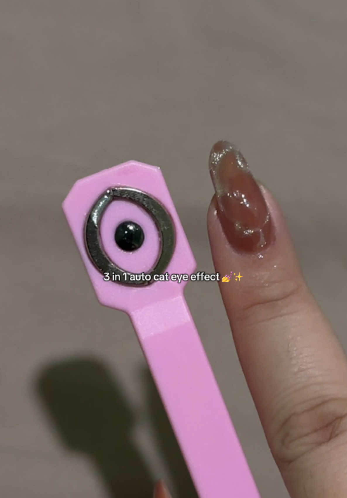cateye effect made easy & fast. perfect for beginners like me 🙋🏼‍♀️  this 3 in 1 cateye magnet creates different patterns in just a few seconds. time saver!! no skill needed! you know you need this too! linked it for you 👆🏻🛒 #missgooey #nail #nails 