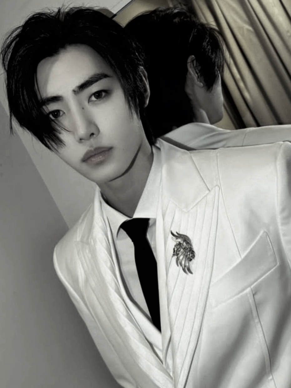 POV: Saat itu, Marakesh menjadi pijakan terakhir Sunghoon sebelum mengakhiri sepak terjang kariernya sebagai peselancar indah. Di suatu malam, bersama dengan ayahnya, Sunghoon melihat toko parfum kecil di antara bangunan tinggi kuno. Di sana, pertemuan pertamanya denganmu bermula. Kamu tersenyum hangat melihat Sunghoon, pelanggan terakhir sebelum kamu membalik tanda tutup pada pintu toko. “Selamat datang, ada yang bisa saya bantu, Tuan?”  Kamu menunduk kecil menjaga pandangan padanya, tetap senyum sesuai adat. Sunghoon tertegun mendengar sapaan ramah dalam bahasa Korea, begitupun ayahnya. “Kami pikir nggak bakal ketemu sama orang yang paham bahasa ini. Aksenmu bagus sekali, Nona.”  Suara ringan Sunghoon menusuk telinga, langsung menancap ke otak. Kepalamu terangkat pelan menemui matanya. Dalam pandangan yang tertukar, terselip cipratan kekaguman akan parasnya. Sunghoon pun sama. Di balik sorot matanya, ada rasa ingin tahu besar tentangmu sekarang. Hari demi hari berganti. Sejak kepergian Sunghoon membawa parfum oud yang dijual di tokomu, lelaki itu mampu menempati ruang kosong hatimu. Kamu kira malam itu Sunghoon menjadi entitas biasa di kehidupan, tapi ternyata dia selalu datang di akhir pekan, memulai percakapan mengenai perasaan. Bersama dengan Jake—kakak sulungmu, Sunghoon membawamu ke tempat terakhir yang ia kunjungi sebelum rencana kembali ke negeri asal. Bangunan riad tua terbengkalai menjadi pemandangan ketika senja mulai menampakkan diri. “(Y/N), kalau aku balik korea minggu depan kamu ikhlas nggak?” Sunghoon menatap kosong hamparan gersang taman terbengkalai. Pikirannya bergelut tentang keputusan apakah dia menetap di sini atau kembali ke tanah kelahiran. Kamu tertawa kecil mendengar bagaimana Sunghoon menggunakan kata ‘ikhlas’ di percakapan. “Kamu kerja keras banget belajarnya,” katamu memujinya.  Sunghoon tersenyum lembut mengingat perjuangannya mendalami filosofi budaya setempat, termasuk ajaran tentang Islam. “Buat kamu semua aku usahakan, (Y/N).”  Kepalamu menggeleng pelan. “Ayahku masih belum rida. Kamu nggak perlu memaksakan diri, Sunghoon. Lagian keluargaku menganggap tabu turis sepertimu,” balasmu tegas, tetap menjaga kehormatan. Kalimat yang terlontar dari bibirmu tampaknya membuat Sunghoon tak pupus begitu saja.  “Kalau gitu tunggu aku dua bulan,” pungkasnya. Sesuai janjinya, Sunghoon datang menghadap ayahmu untuk kesekian kalinya. Kali ini berbeda. Jika sebelumnya ia membawa tubuh yang kosong akan kebodohan, sekarang dia datang membawa iman. Sunghoon memeluk agama Islam setelah berhasil mengucap syahadat di depan ayahmu, bersama dengan imam setempat yang mengesahkan. Ayahmu melihat cinta yang besar pada putrinya.  “Sunghoon, mualaf itu masih rapuh. Perkuat imanmu kepada Allah dulu, baru temui aku. Saat itu juga aku akan memberi restu.” ——— Dengan restu yang didapat setelah melewati berbagai rintangan, kerja keras, hingga pengorbanan, Sunghoon diizinkan untuk menikahimu. Di halaman rumahmu, kain kaftan putih dengan brokat mewah yang dihias bordir emas menjuntai elegan, menandakan kamu bintang utama. Sedangkan Sunghoon memakai pakaian tradisional Arab, sesuai dengan adat. Janji suci saling diucapkan dari lisan dua pasangan. Pernikahan berlandaskan paham Islam yang khidmat, mengikat cinta dari dua belahan dunia yang berbeda. Pandangan kalian bertukar, perasaan lega menghunus jiwa, membuat Sunghoon tak henti senyum sepanjang acara. “Masya Allah, cantiknya istriku,” ujar Sunghoon saat kamu meraih tangan kanannya di ubun-ubun. Sunghoon lantas mendoakan kebaikan untukmu selaku istrinya. Ini merupakan sentuhan pertama kalian. Sunghoon memelukmu saat pintu kamar tertutup rapat. Pelukannya semakin erat, mengisyaratkan bahwa cinta halal ini begitu indah. Bibirnya menuju keningmu, mengecup lembut sebelum turun ke pipi. “Jatuh cinta itu indah, ya sayang. Selain menemukanmu yang udah jadi duniaku, aku juga menemukan Allah sebagai Tuhanku,” ucap Sunghoon penuh syukur. Kamu tersenyum penuh penghargaan. “Insyaallah, suamiku.” #pov #sunghoon #fyp 