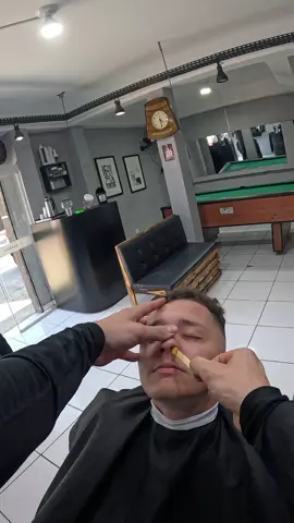 Depilei o nariz do cliente…