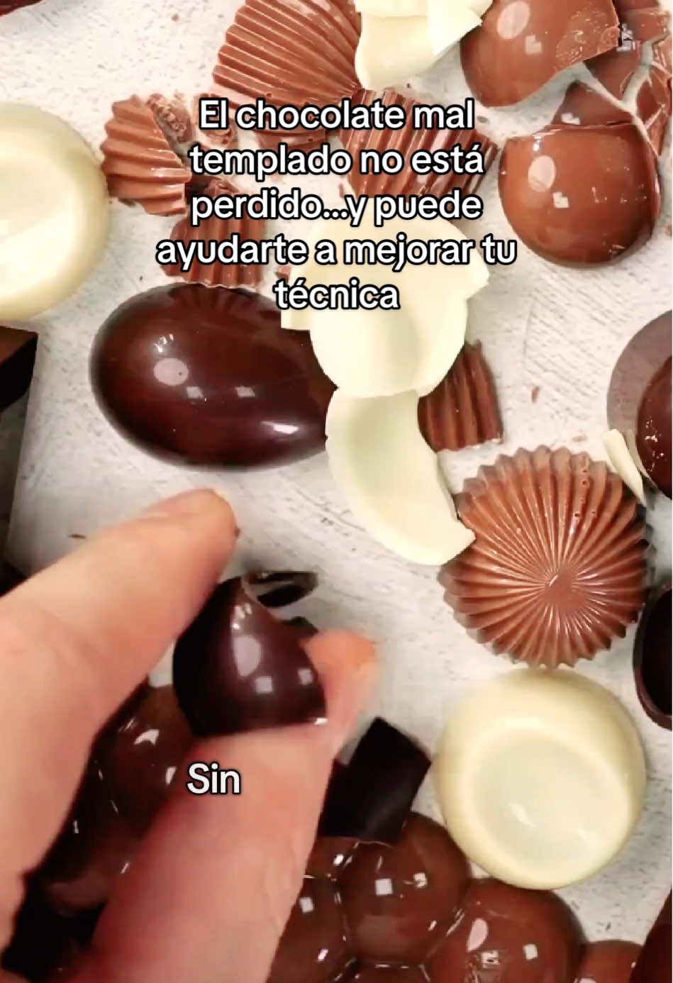 ¿Te sobró chocolate mal templado, rayado o con burbujas? 👉 NO lo tires. Podés reutilizarlo sin perder brillo ni textura… si sabés cómo. En este video te muestro cómo reaprovechar el chocolate de forma correcta, sin arruinar tus próximas piezas ✨ 💬 Comentá CHOCOLATE si querés una información de mi curso para ahorrar insumos sin perder calidad profesional. #bombonesdechocolate #reutilizarchocolate #emprenderencasa #cursochocolateria #chocolatetips