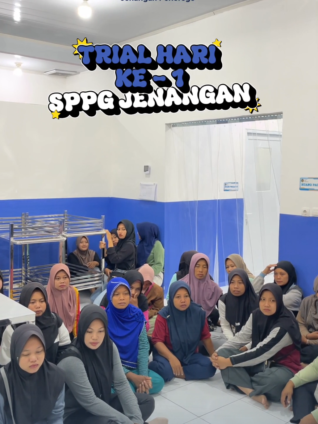 Trial hari pertama SPPG Jenangan berlangsung dengan pembagian APD, sesi briefing, serta pengecekan setiap tahapan kerja. Kegiatan ini menjadi langkah awal untuk memastikan seluruh proses berjalan aman, rapi, dan sesuai standar. #SPPGPonorogo #SPPGJenangan #MBG #MBGPonorogo #KontenMBG 