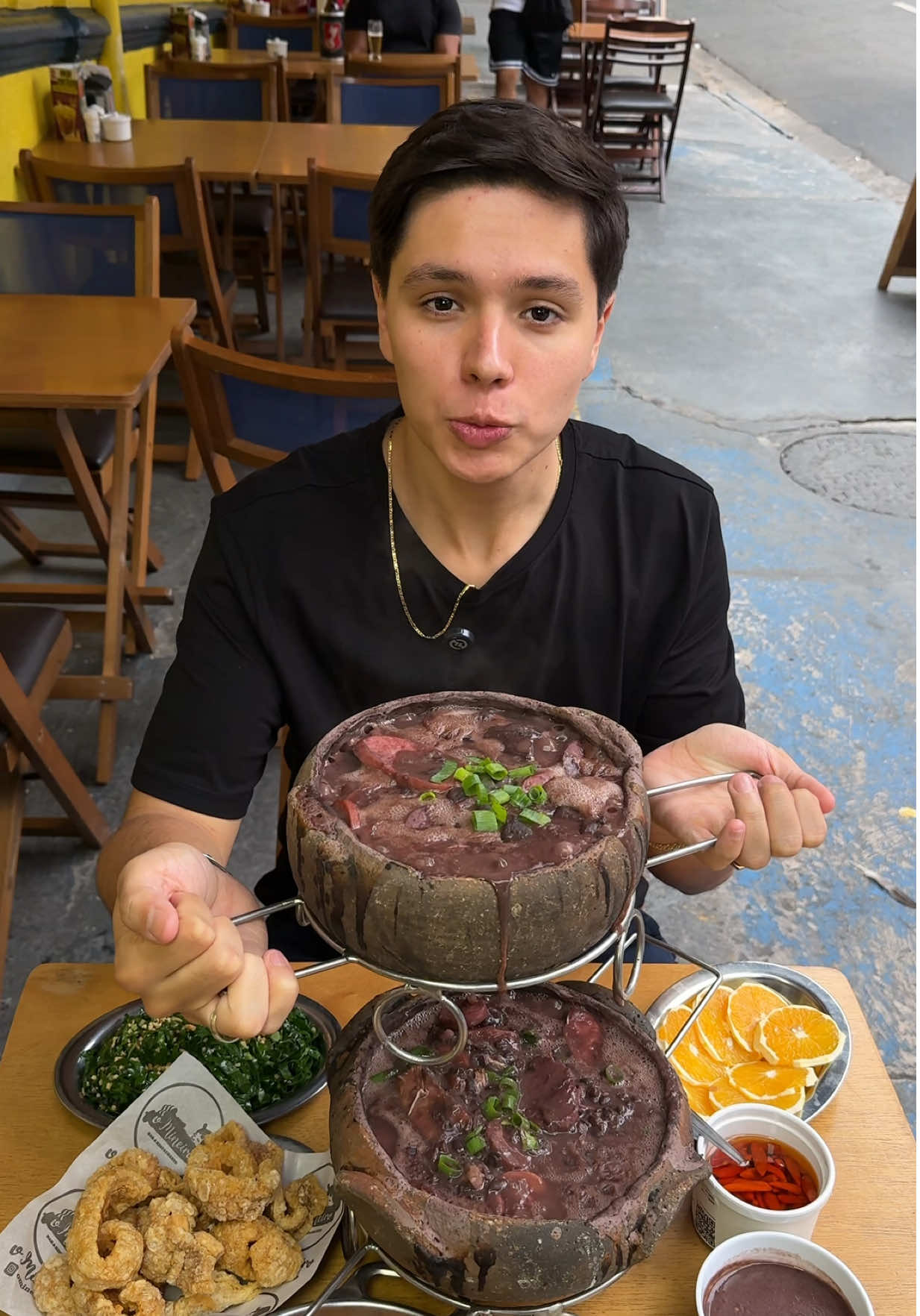 UMA DAS FEIJOADAS MAIS TRADICIONAIS E DELICIOSAS DE SP! 🫘😍 Fomos navegar no @omineirosp, que faz uma das melhores e mais tradicionais feijoadas de SP! 😋 VALOR👇🏻 💲Feijoada Mineira - Para 2 pessoas: 139,90 / Para 3 à 4 pessoas: 189,90 ACOMPANHA👇🏻 👉🏻Arroz, farofa, couve, bisteca suína, banana à milanesa, torresmo à pururuca e laranja.  CURTIU? Então já marca o @ que vai te levar!! 🔥🔥 🐷@omineirosp 📍R. Matias Aires, 74 - Consolação, SP.