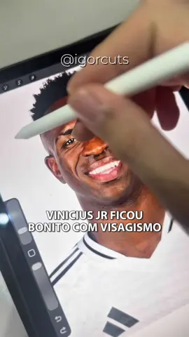 ❌Veja só como o Vinícius Jr. ficou  bonito com o visagismo aplicado. Nessa análise, eu destaquei os principais pontos que, até então, escondiam parte da beleza natural do jogador.  Ele possui uma projeção de testa mais ampla e um perfil facial levemente convexo, características que, quando equilibradas com o corte de cabelo e o desenho de barba certos, podem transformar completamente a percepção estética do rosto. Com pequenas mudanças de volume, direcionamento e harmonia entre cabelo e barba, é possível valorizar seus traços e realçar a identidade visual única do Vinícius Jr. 👉 Comenta aí o que você achou do resultado e me segue para ver mais análises de visagismo masculino e entender como aplicar esses conceitos no seu próprio estilo.
