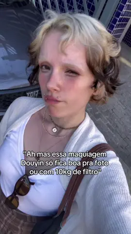 Eu indo basiquinha comprar pão ✨minha maquiagem mudou totalmente quando comecei a usar essas técnicas de maquiagem chinesa, é ouro #douyinmakeup #maquiagemtiktok #chinesemakeup #kbeauty #creatorsearchinsights 