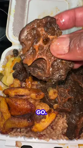 Warning: watching this might make you crave Jamaican food instantly 😋🇯🇲 #FoodTok #CaribbeanFlavors #tendernism #oxtail #jerkchicken 
