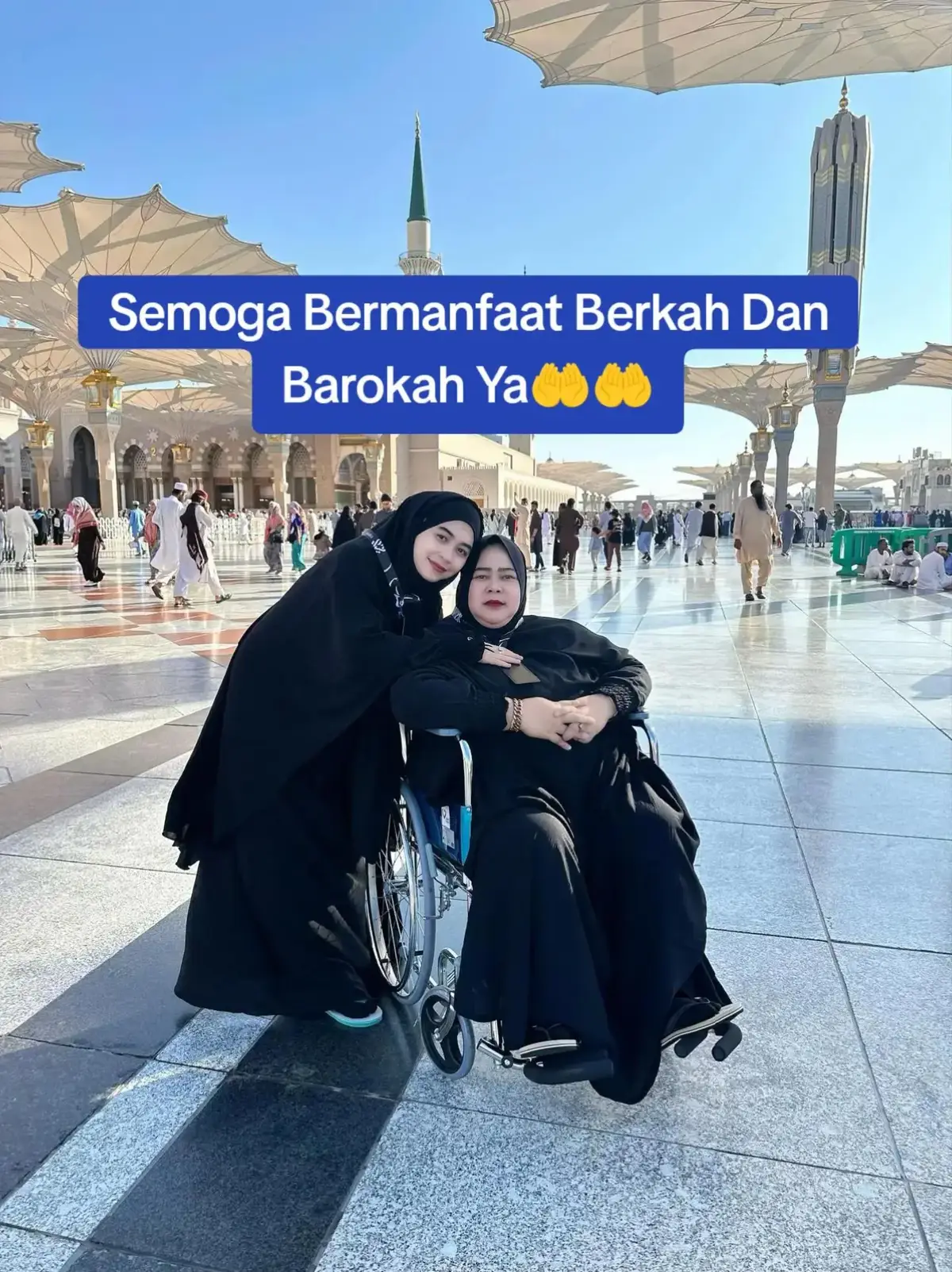 Hidup yang tenang adalah impian banyak orang dan meskipun setiap individu mempunyai cara dan pandangan tersendiri tentang ketenangan ada beberapa prinsip atau kunci yang dapat membantu mencapai hidup yang lebih tenang Berikut adalah beberapa kunci utama dalam mencapai ketenangan hidup: 1. Mendekatkan Diri Kepada Allah Bagi umat Islam mendekatkan diri kepada Allah adalah sumber utama ketenangan hati Dalam Surah ArRad ayat 28 Allah berfirman Ingatlah hanya dengan mengingat Allah hati menjadi tenang Ketaatan kepada Allah melakukan ibadah dengan penuh keikhlasan Dan memperbanyak doa serta zikir dapat membawa ketenangan jiwa  2. Bersyukur Rasa syukur atas segala nikmat yang diberikan oleh Allah dapat membantu seseorang merasa lebih puas dan tenang dalam hidup Ketika seseorang bersyukur dia akan melihat halhal positif dalam hidupnya meskipun dalam situasi yang sulit Syukur mengubah cara pandang kita terhadap kehidupan dan membawa ketenangan batin 3. Memaafkan diri sendiri dan orang lain Memaafkan adalah salah satu cara terbaik untuk mendapatkan ketenangan Ketika seseorang memaafkan ia melepaskan beban emosional yang bisa mengganggu ketenangannya Memaafkan orang lain serta diri sendiri membantu kita melepaskan rasa sakit dan dendam yang tidak perlu  4. Menerima takdir dan Realiti Hidup Ketenangan datang ketika kita mampu menerima kenyataan hidup dengan lapang dada Setiap orang menghadapi ujian cabaran dan kesulitan Tetapi jika kita menerima bahwa kehidupan ini penuh dengan ketidakpastian dan kesulitan kita akan lebih mudah menghadapinya tanpa stres berlebihan  5. Mengatur Hati dan Pikiran Ketenangan hidup sering kali berhubung dengan ketenangan batin Mengatur hati dan pikiran melalui latihan seperti meditasi zikir atau latihan pernapasan dapat membantu menenangkan emosi dan mengurangi stres Fokus kepada halhal positif juga penting untuk menghindari perasaan cemas dan khawatir 6. Mengelola Waktu dengan Baik Hidup yang tenang juga berkait rapat dengan kemampuan kita mengatur waktu dengan bijak Menghindari kelelahan akibat pekerjaan yang menumpuk dan mengatur waktu untuk beristirahat serta berkumpul dengan orangorang yang kita sayangi dapat memberi ketenangan dalam hidup  7. Menjaga Keseimbangan dalam hidup Keseimbangan antara pekerjaan keluarga ibadah dan waktu untuk diri sendiri sangat penting untuk mencapai ketenangan Mengutamakan aspekaspek yang memberi kebahagiaan dan kedamaian akan membantu menghindari kehidupan yang penuh tekanan  8. Bersedekah dan Berbuat Baik kepada Orang Lain Bersedekah tidak hanya memberi manfaat kepada penerima tetapi juga memberi ketenangan kepada pemberi Dengan berbagi kita merasa bahwa hidup ini lebih bermakna dan penuh berkah Membantu orang lain juga mengurangi rasa egois dan memperkuat hubungan sosial yang berdampak positif pada ketenangan hati  9. Menjadi Kesehatan Fisik Tubuh yang sehat mendukung pikiran dan perasaan yang tenang Olahraga secara teratur tidur yang cukup makan dengan pola yang sehat dan menjaga kebersihan diri adalah halhal penting untuk menjaga kesehatan fisik yang langsung mempengaruhi ketenangan jiwa 10. Menerapkan sifat sabar dan tawakal Sabar dalam menghadapi ujian hidup dan tawakal kepada Allah adalah kunci utama untuk hidup tenang Sabar memungkinkan kita untuk tetap tenang dalam situasi yang penuh tekanan sementara tawakal memberi keyakinan bahwa segala sesuatu sudah ada dalam takdir Allah dan ada hikmah di balik setiap peristiwa