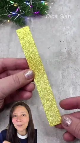Uma estrela feita à mão, simples e linda! 🌟 Com tiras de EVA com glitter, um pouco de cola quente e criatividade, dá pra fazer uma estrela tridimensional incrível pra decorar o Natal ou qualquer ocasião especial. 💛 Você faria essa também? #KeikoDicasTop #Artesanato #EVA #DecoraçãoDeNatal