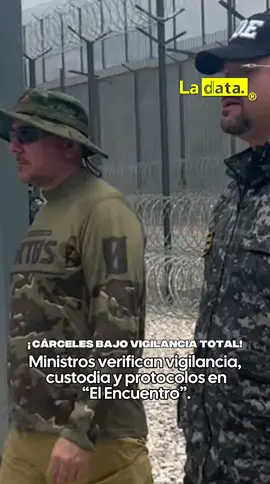 #Tendencia ¡Cárceles bajo vigilancia total! Ministros verifican vigilancia, custodia y protocolos en “El Encuentro”. Los ministros del Interior y de Defensa, John Reimberg y Gian Carlo Loffredo, realizaron una visita técnica al nuevo Centro de Privación de Libertad 'El Encuentro',  con el objetivo de supervisar los protocolos de seguridad y evaluar las necesidades operativas del nuevo complejo penitenciario. Durante el recorrido, las autoridades constataron el estado de las instalaciones, el funcionamiento de los sistemas de control interno y el despliegue de los efectivos encargados de la custodia. La visita se enmarca en las acciones de articulación interinstitucional que impulsa el Gobierno de Daniel Noboa para garantizar el orden, la estabilidad y la presencia del Estado dentro del sistema penitenciario. Los ministros destacaron que el trabajo coordinado entre la Policía Nacional y las Fuerzas Armadas es fundamental para fortalecer la seguridad y prevenir el accionar del crimen organizado. @ladataec👈 #ladata #TendenciaPolítica #FFAA #PoliciaNacional 
