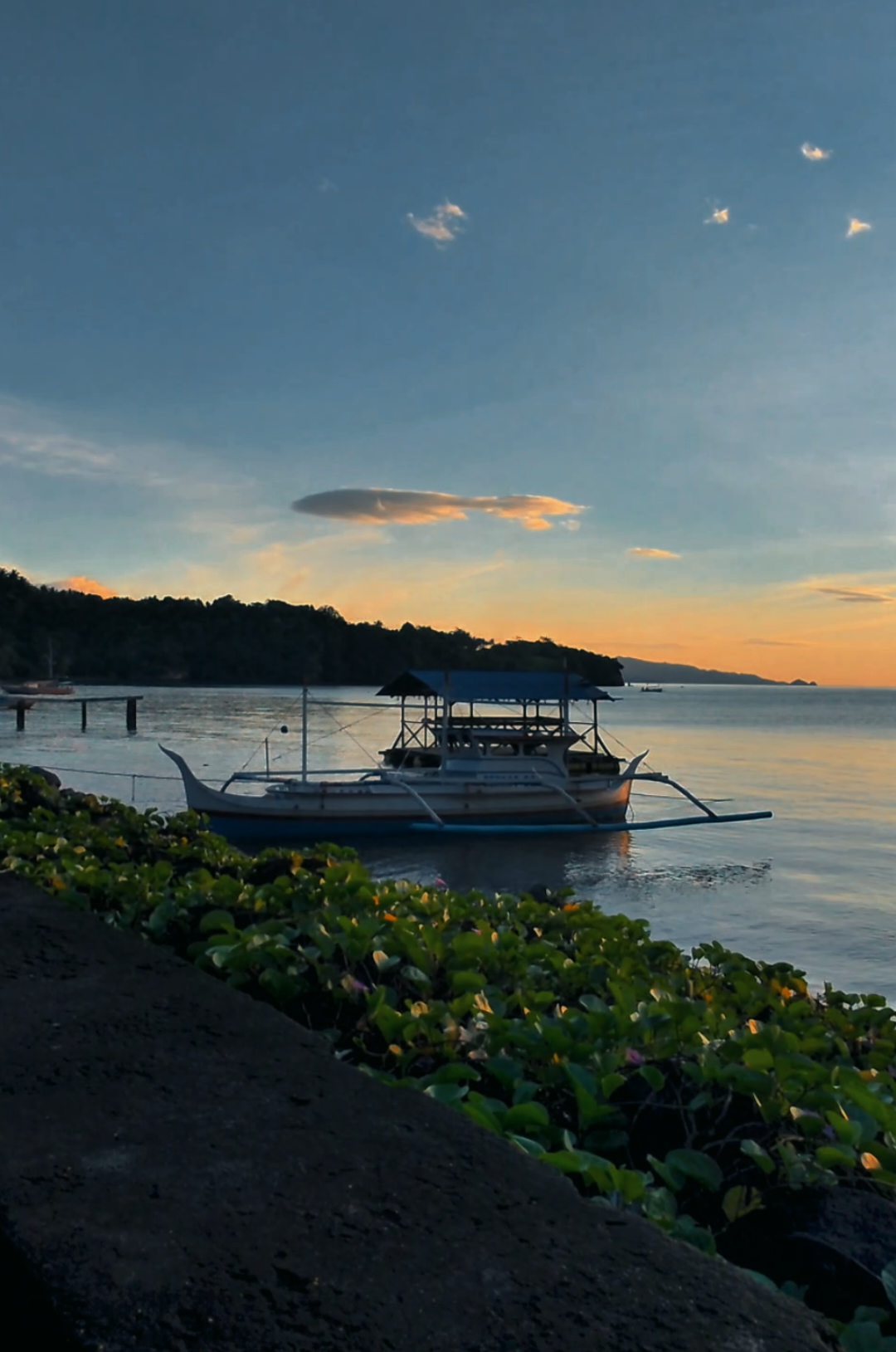 Bukan hanya senjanya yang menawan cahaya paginya pun punya pesona yang sama Alam Sulawesi Utara terlalu indah untuk dilewatkan  #exploresulut #manado # #sunrise #sunset #fyp 