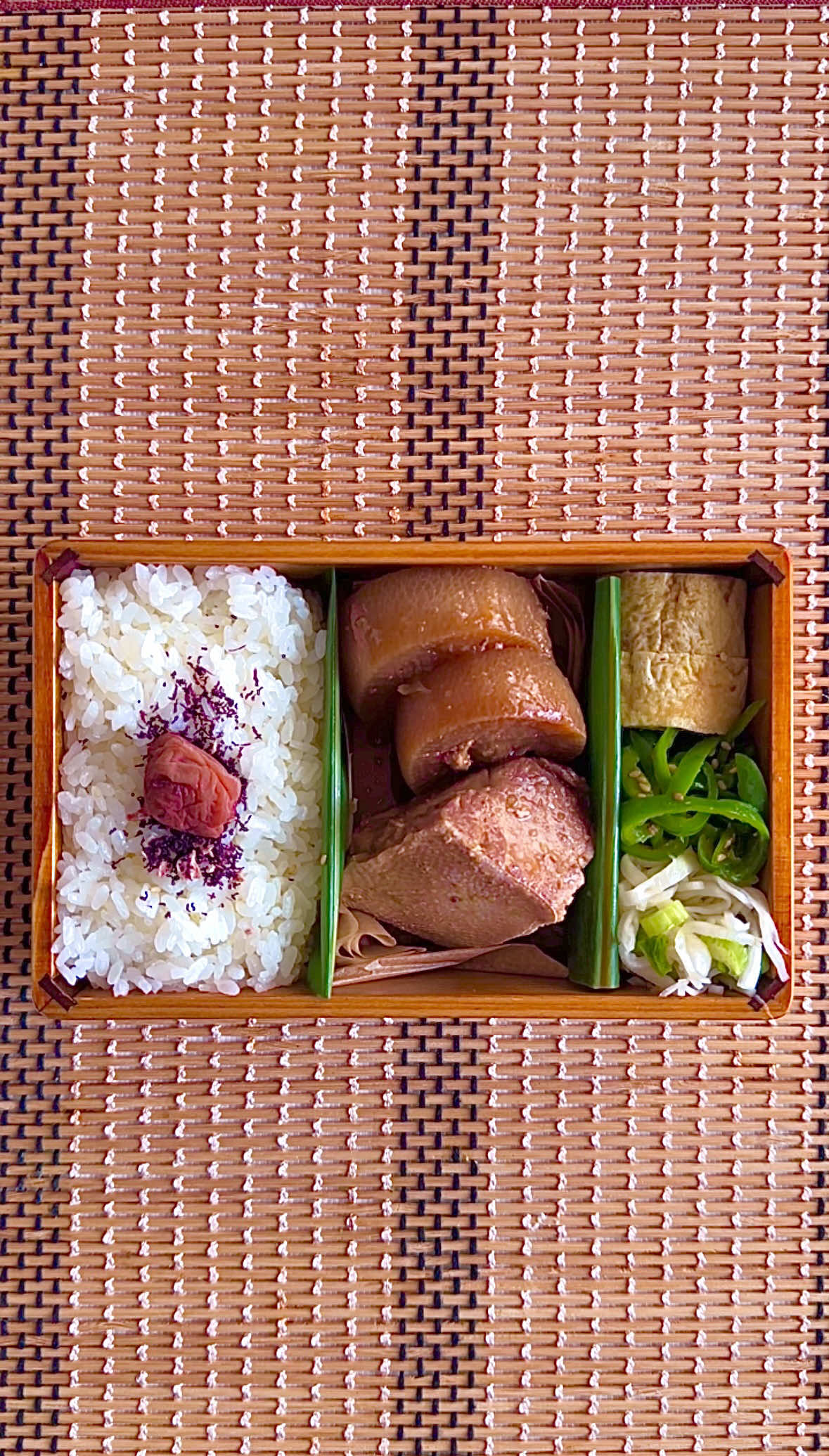 【残り物のぶり大根弁当🍱】 ▪️ほうれん草入り卵焼き ▪️ピーマンナムル ▪️大根の皮のお漬物 ▪️みかん ▪️胡椒せんべい ⁡ ꙳꙳꙳꙳꙳꙳꙳꙳꙳꙳꙳꙳꙳꙳꙳꙳꙳꙳꙳꙳꙳꙳꙳꙳꙳꙳꙳꙳꙳꙳ ⁡ 今日も風邪っぴき🫠 ⁡ お弁当も 作りたくなかったので、 今日は夕飯の残り物を 詰めただけです。 ⁡ それにしても、 引っ越しのタイミングで 風邪ひくって… ⁡ どう思います？ ⁡ 仕方ないとわかっていても ちょっとイラッと してしまう私です🤗 ⁡ ⁡ ꙳꙳꙳꙳꙳꙳꙳꙳꙳꙳꙳꙳꙳꙳꙳꙳꙳꙳꙳꙳꙳꙳꙳꙳꙳꙳꙳꙳꙳꙳ #お弁当 #おべんとう #旦那弁当 #bento