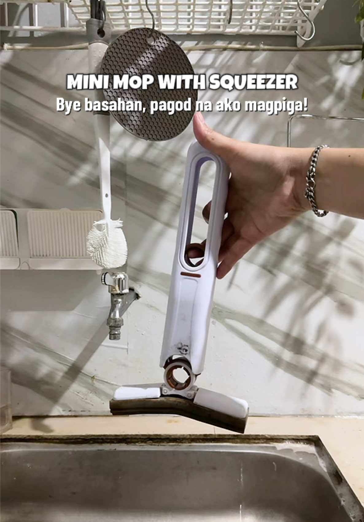 Super convenient mini mop with squeezer para sa mga taong ayaw magpunas dahil ayaw magpiga 🤣 #handheldmop #minimopwithsqueezer #mopwithsqueezer #portablemop #portablecleaningmop 