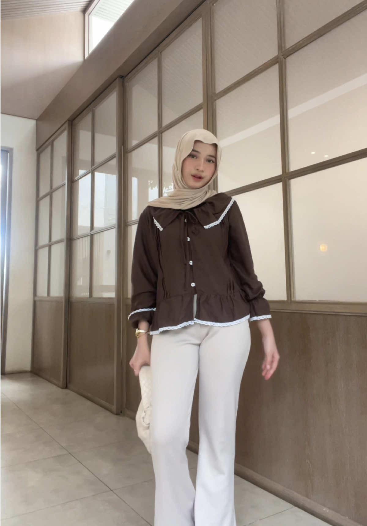 blouse warna mahogany gini bikin kulit kelihatan cerah deh #spilloutfit #ootdhijab #fyp #foryou 