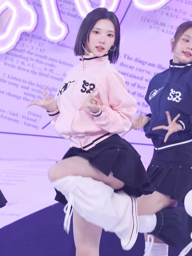 Hearts2Hearts's Jiwoo performing 