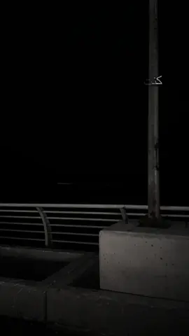 ضيقة فالصدر عيت حرارتها تروح كل ما قلنا هدت شب ساعرها علي ليش يادنيا العنى والمشاكل والجروح توقدين النار وضلوع صدري تصطلي لا متى والقلب ياوقت من نارك يفوح والعيون القشر قامت تفيض وتمتلي ياحمام الورق محد درابك لو تنوح وإن جفتك الدار منها تشد وترحلي #اكسبلور #fypsounds #fyp #fypシ゚ 