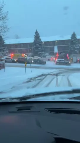 Le sel, ça va pas juste dans la mer non? 😅 Les pneus d’hiver devrait aussi être obligatoire le 1er novembre. Sherbrooke Boul De Portland 😉 #pourtoi #fyp #sherbrooke #tempete #accident 