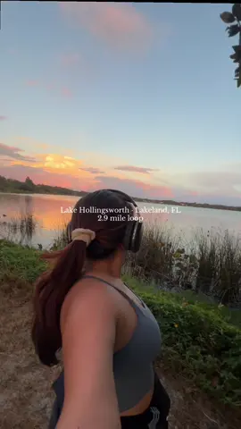 Thinking about starting a little series where I explore different walking, running, and scenic routes around Central Florida + Tampa 🏃‍♀️☀️ Starting off with one of my favorites, Lake Hollingsworth in Lakeland, a 2.9 mile loop with the prettiest sunset views 🌅 Where should I go next? #floridarunning #floridawalks #runflorida #floridatrails #lakelandfl 