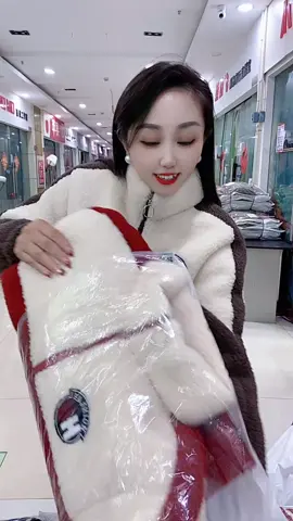 áo khoác lông cữu sang chảnh #aokhoacmuadong#lenxuhuong #xuhuong #trending #thoitrangquangchau 