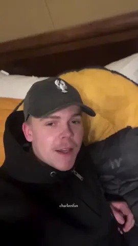 J'espère que tu vas réussir à dormir Charles, parce que moi j'oserais pas dormir là-bas, tu as du courage ♥️😊... 👤@charlesdoreoff 🫶🏼🌟 🎥 Via la Story Insta de Charles 🩷  #CharlesDore #storyinstagram #courage #bonnenuit #prt 