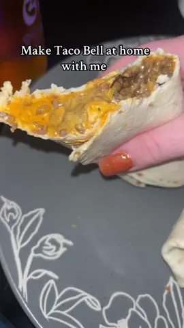 So sad I forgot to get lettuce but this was so good !  #fyp#foryoupage#tacobellathome 