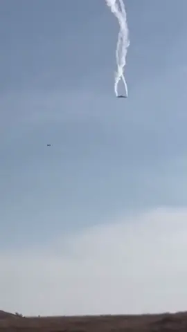 กระทรวงกลาโหมตุรกีแถลงว่า เครื่องบินลำเลียงทหารแบบ C-130 ของกองทัพตุรกีตกใกล้ชายแดนระหว่างอาเซอร์ไบจานกับจอร์เจีย เมื่อวันอังคารที่ผ่านมา เครื่องบินลำนี้ออกบินจากอาเซอร์ไบจานและกำลังเดินทางกลับตุรกี ยังไม่ยืนยันจำนวนลูกเรือบนเครื่อง ขณะนี้มีการเปิดปฏิบัติการค้นหาและกู้ภัยร่วมกับทางการอาเซอร์ไบจานและจอร์เจีย เครื่องบิน C-130 เป็นเครื่องลำเลียงหลักที่ตุรกีใช้ในการขนส่งกำลังพลและเสบียงทางทหาร โดยตุรกีกับอาเซอร์ไบจานมีความร่วมมือด้านการทหารอย่างใกล้ชิด #ข่าวtiktok #อาเซอร์ไบจาน #จอเจียร์ #เครื่องบิน #ทหาร 