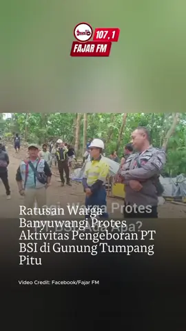 Ratusan warga Dusun Ringinsari, Desa Pesanggaran, Kabupaten Banyuwangi, menggelar aksi protes terhadap aktivitas penambangan emas yang dilakukan PT Bumi Suksesindo (PT BSI) di area tambang rakyat Gunung Tumpang Pitu. Aksi yang berlangsung pada Senin, 3 November 2025, menuntut penghentian kegiatan pengeboran di Petak 67 dan 78 yang selama ini dikelola secara tradisional oleh masyarakat. Massa melakukan blokade terhadap pekerja PT BSI yang sedang beroperasi di lapangan. Perwakilan warga, Tri Tresno Sukowono, menegaskan bahwa masyarakat menolak keras kehadiran perusahaan di wilayah tambang rakyat dan meminta seluruh aktivitas segera dihentikan. Ia menyebut kawasan itu telah lama menjadi sumber penghidupan warga Pesanggaran. Warga juga memperingatkan bahwa penolakan dapat berkembang menjadi aksi yang lebih besar jika perusahaan tetap melanjutkan kegiatan di area tersebut. Menanggapi situasi itu, Supervisor Aset Protection PT BSI, Budiono, menyatakan pihaknya telah menghentikan sementara kegiatan pengeboran dan menarik tim dari lokasi. Ia meminta masyarakat tidak melakukan perusakan terhadap peralatan perusahaan. Budiono menambahkan, pihaknya akan berkoordinasi lebih lanjut dengan manajemen untuk menentukan langkah selanjutnya. Konflik antara warga dan PT BSI di sekitar Gunung Tumpang Pitu sebelumnya juga pernah terjadi terkait batas wilayah tambang rakyat dan izin eksploitasi yang diberikan pemerintah kepada perusahaan.