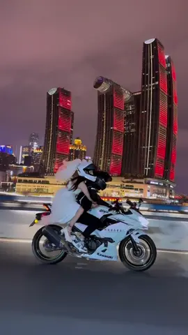 🏍 Đu trend “soái ca mô tô” giữa lòng Trùng Khánh!   Quay clip cực ngầu với mô tô phân khối lớn, ánh đèn thành phố và ekip chuyên nghiệp. 📍 Địa điểm: Cầu Dongshuimen, quảng trường Jiefangbei, đường Nanbin, Thiên Đài 131   🎬 Dịch vụ gồm:   – Cho thuê xe mô tô cao cấp   – Stylist hỗ trợ trang phục   – Quay phim + chỉnh clip chuyên nghiệp 💰 Giá: Từ 300–1200 tệ/người   🕒 Thời gian đẹp nhất: 19:00–22:30 🔥 Check-in cực chất – lên hình như phim hành động! 📩 Inbox để đặt lịch đi Trùng Khánh ngay!