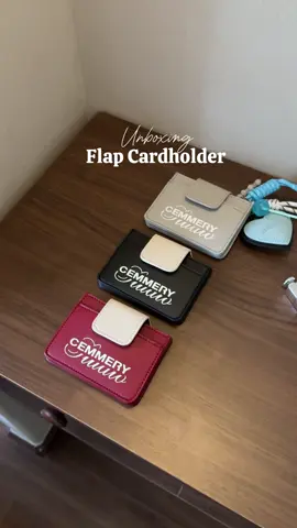 Flap Cardholder với form cứng cáo, nắp bấm chắc chắn và chất liệu PVC cao cấp - lựa chọn hoàn hảo cho người yêu thích sự tinh giản.✨ #cemmery #cemmerybag #cardholder #newitem #vída 