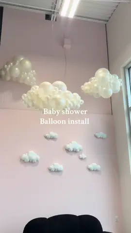 So obsessed with these cloud balloon details! #momlife #balloonartist #balloondecor 