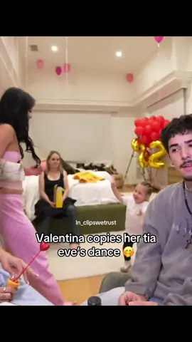 Valentina copies her tia eve’s dance 🤭 #valentina #evelynortiz #wendyortiz #fyp #twinathon