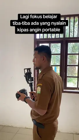 Don't try this at classroom, berisik taaauuu 😑😏 #gurudanmurid  #kipasanginportable  #berisik  #modeserius 