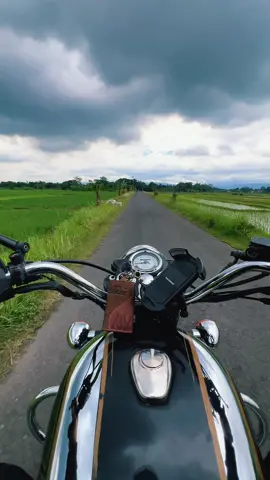Dibawah langit Jogja yg gelap 🐎💨🚁🌧️ #royalenfield #royalenfield500 #royalenfieldclassic #royalenfieldclassic500 