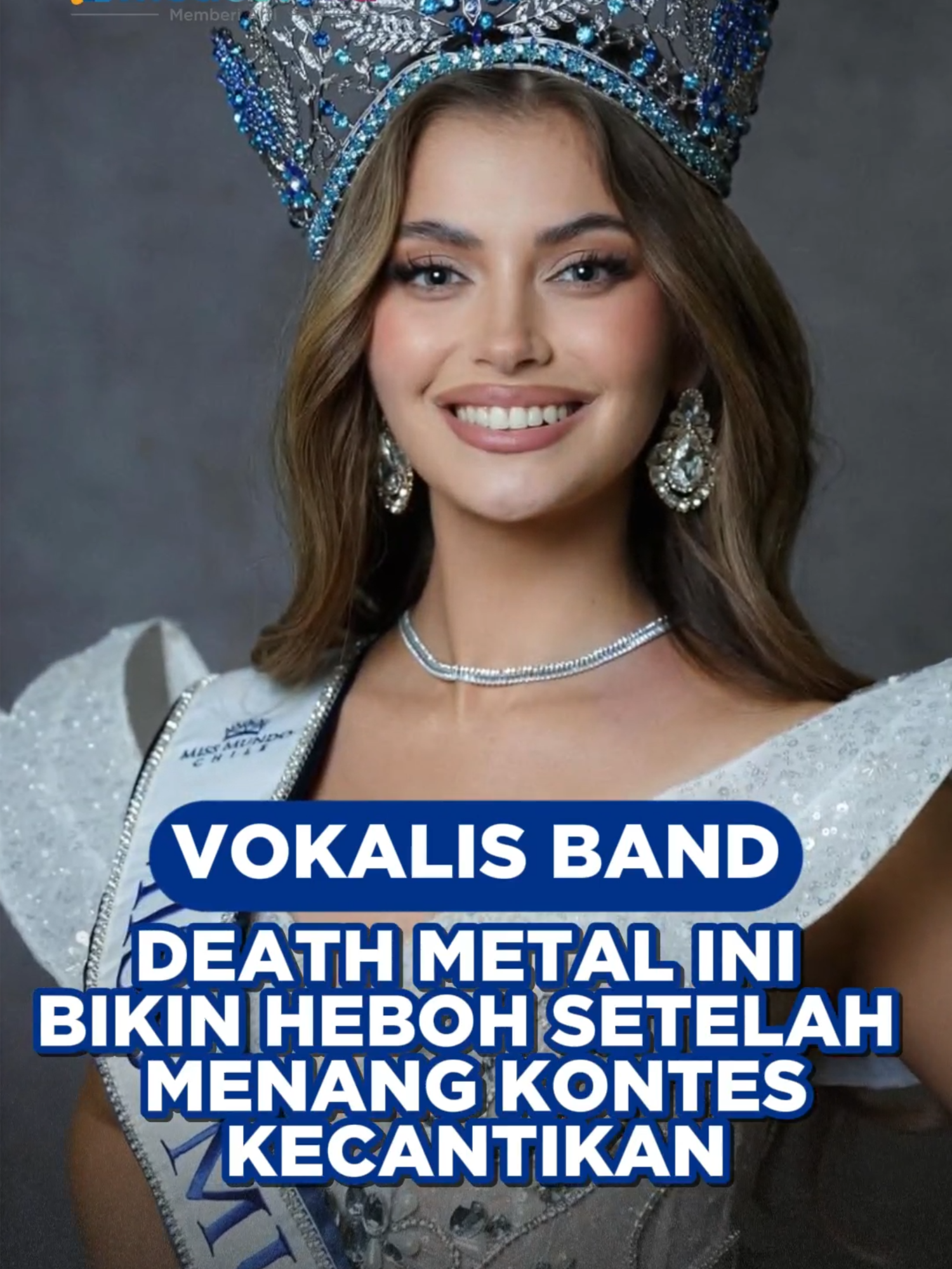 Ignacia Fernández (27) resmi jadi Miss World Chile 2025. Ia mencuri perhatian setelah tampil membawakan lagu death metal milik band-nya, Decessus, di babak semifinal. Aksi uniknya viral dan dipuji karena berani tampil apa adanya di ajang kecantikan. Pada 9 November, Ignacia dinobatkan sebagai pemenang dan siap mewakili Chile di Miss World tahun depan. Ia mengaku bangga bisa memperkenalkan musik metal di panggung nasional dan menyebut genre itu sebagai bagian dari dirinya. Sumber: Instagram/@ignacia.fdez  #missworldchile #ignaciafernandez #decessus #medcomid