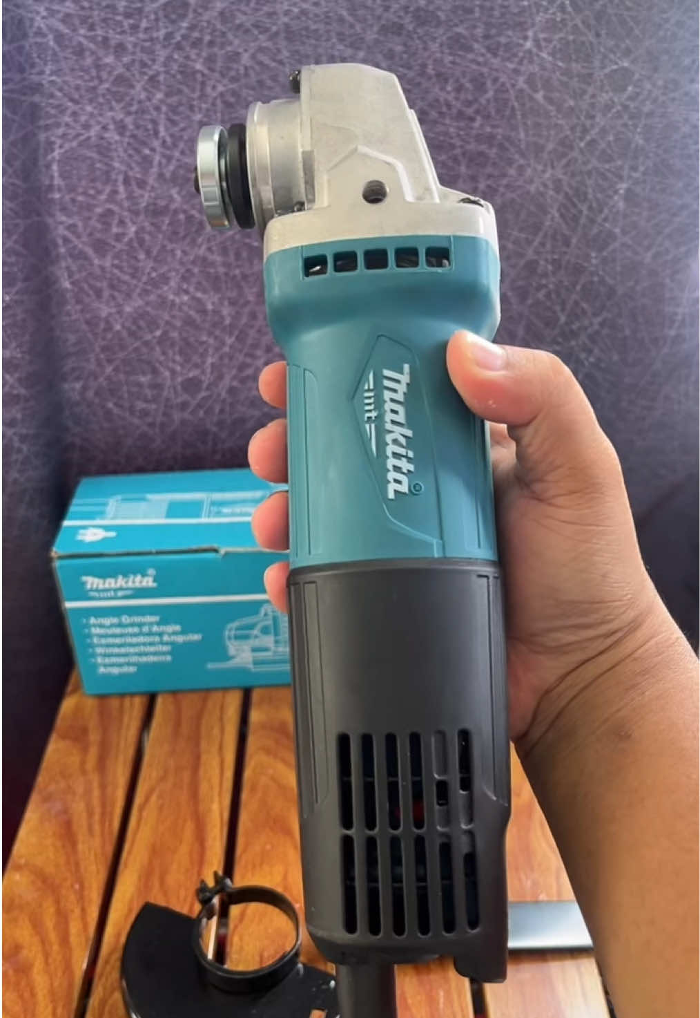 ⚙️ Makita M0910 – Gerinda Tangan Tangguh, Ringan, dan Bertenaga! ⚙️ 💡 Deskripsi Singkat: Makita M0910 adalah gerinda tangan berdaya 540 Watt dengan kecepatan tinggi hingga 12.000 rpm. Dirancang untuk pekerjaan pemotongan dan penghalusan logam, batu, maupun besi dengan hasil yang halus dan presisi. Dilengkapi desain ramping dan pegangan nyaman agar mudah dikendalikan saat bekerja lama. 💥 Keunggulan Utama: ✅ Daya 540 Watt, kuat dan efisien untuk kerja berat ✅ Kecepatan tinggi 12.000 rpm, hasil potongan lebih cepat & bersih ✅ Bodi ramping & ringan, mudah digenggam dan tidak cepat lelah ✅ Switch samping ergonomis, aman dan mudah dioperasikan ✅ Konstruksi kuat & tahan panas, cocok untuk pemakaian jangka panjang ✅ Cocok untuk cutting, grinding, polishing, dan finishing 🛠️ Spesifikasi Singkat: 	•	Daya: 540 Watt 	•	Kecepatan: 12.000 rpm 	•	Ukuran batu: 100 mm 	•	Berat: ±1.7 kg ⸻ 🔥 Kerja makin cepat, hasil makin halus bareng Makita M0910! 💥 Yuk, buruan checkout sebelum promo habis — gerinda tangguh yang wajib dimiliki tukang profesional! #gerinda #mesingerinda #alattukang #powertools #makita 
