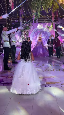 Coronación y cambio de zapatos princesa Tatiana #GRB🇧🇴 #guardiarealbolivia🇧🇴 #guardiarealchambelanesbolivia🇧🇴 #chambelanboliviano🇧🇴 #xvaños 