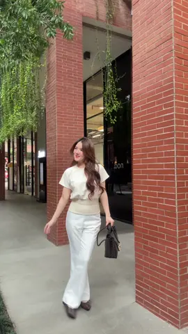 outfit clean girl! gemes banget flare pants putih akuuu 🤍🫧💌
