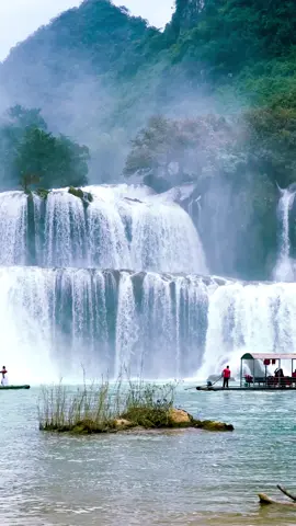 Thác Bản Giốc-Cao Bằng-Việt Nam!  Thi thoảng cũng ghé qua đây chơi xíu hihi #nhanvatchinh #datohagiang #tiktokvairal #vietnam #vairalvideo 