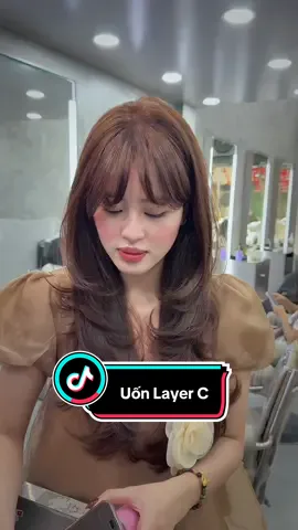“Cứ đến mùa là chị em lại thi nhau đi uốn layer C 😍 🍂Tóc phồng chuẩn salon – mặt nhỏ, c.ổ dài, ai nhìn cũng khen 🫶 🍂 Tag nhỏ bạn cần thay đổi ngay nè 💇🏻‍♀️ #layerchuC #xuhuong2025 #tocdepmoingay #khuongminhhair #hairstyle 
