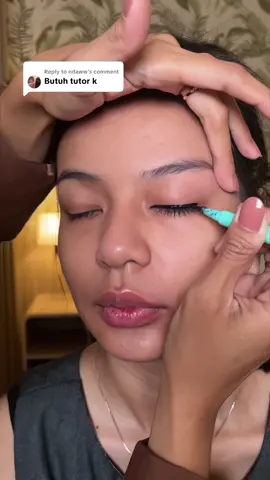 Replying to @ndaww  Tutor tipis-tipis, yang mau belajar lebih banyak untuk jadi pro mua, bisa makeup efisien dan cantik banget, insyaAllah di bulan Des aku bakal open basic makeup class yaa, kelasnya terbatas hanya untuk 5 orang yaa. 💖 . . #makeupartistbandung #muabandung #flawlessmakeupbandung #makeupclassbandung #kelasmakeupbandung 
