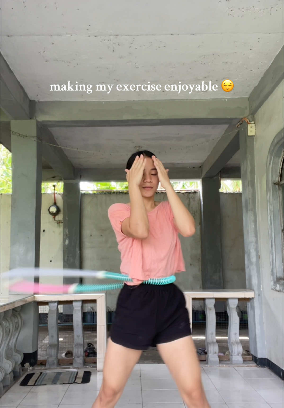 Thanks to this weighted spring hula hoop, I got a lot of exercise because I wasn’t able to run or cycle during the typhoon 🥲 #hulahoop #weighted #exerciseathome #enjoying #workoutmotivation 