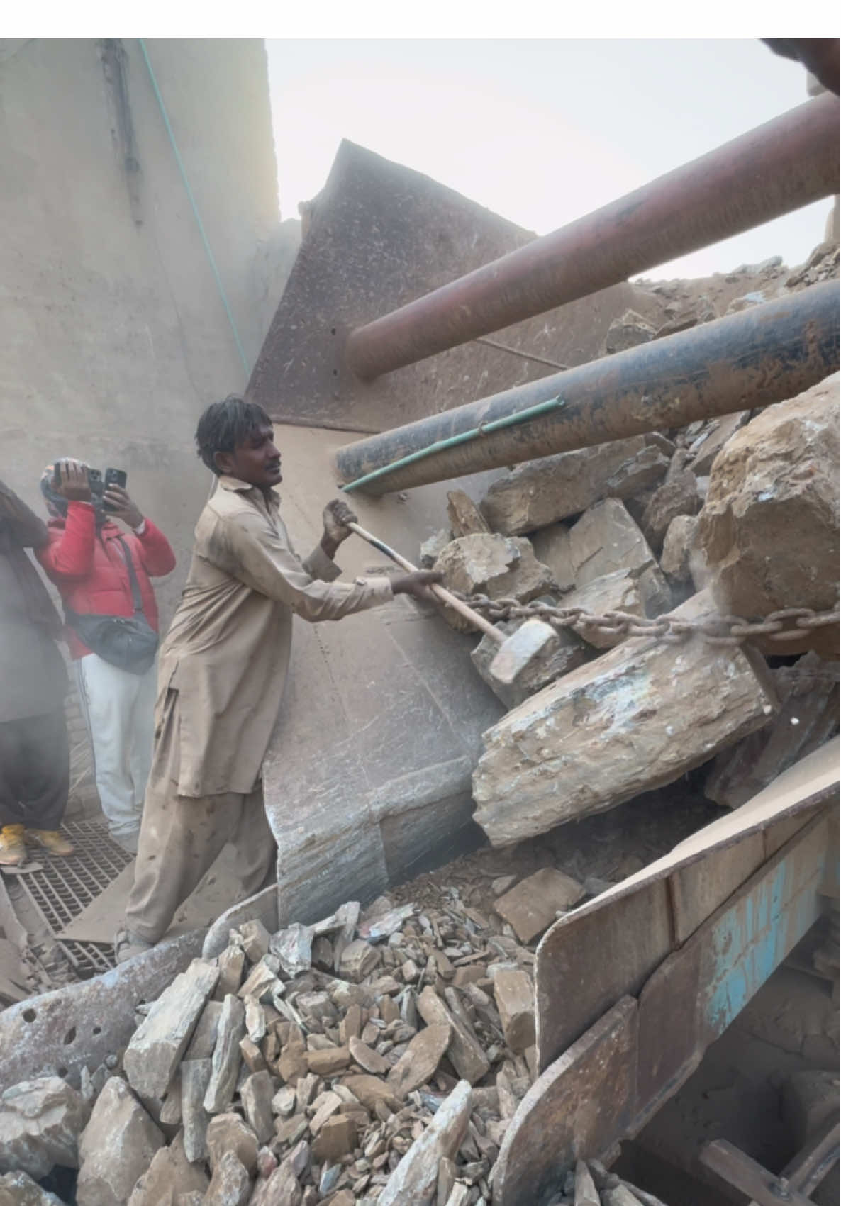 #crushingking126 #StoneCrushing #StoneCrusher #BigBoulders #RockCrushing 