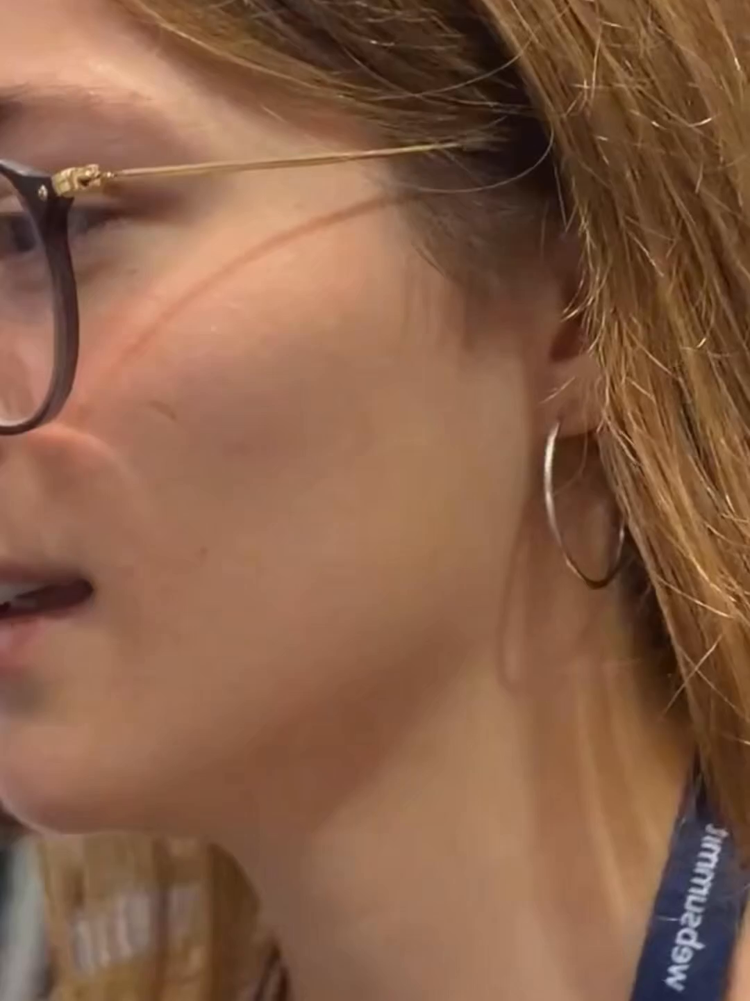 I asked a robot: what’s the difference between your daughter and a mosquito… the answer killed me 😭🤖 #twitch #qoqsik #irl #ki #funnyclip